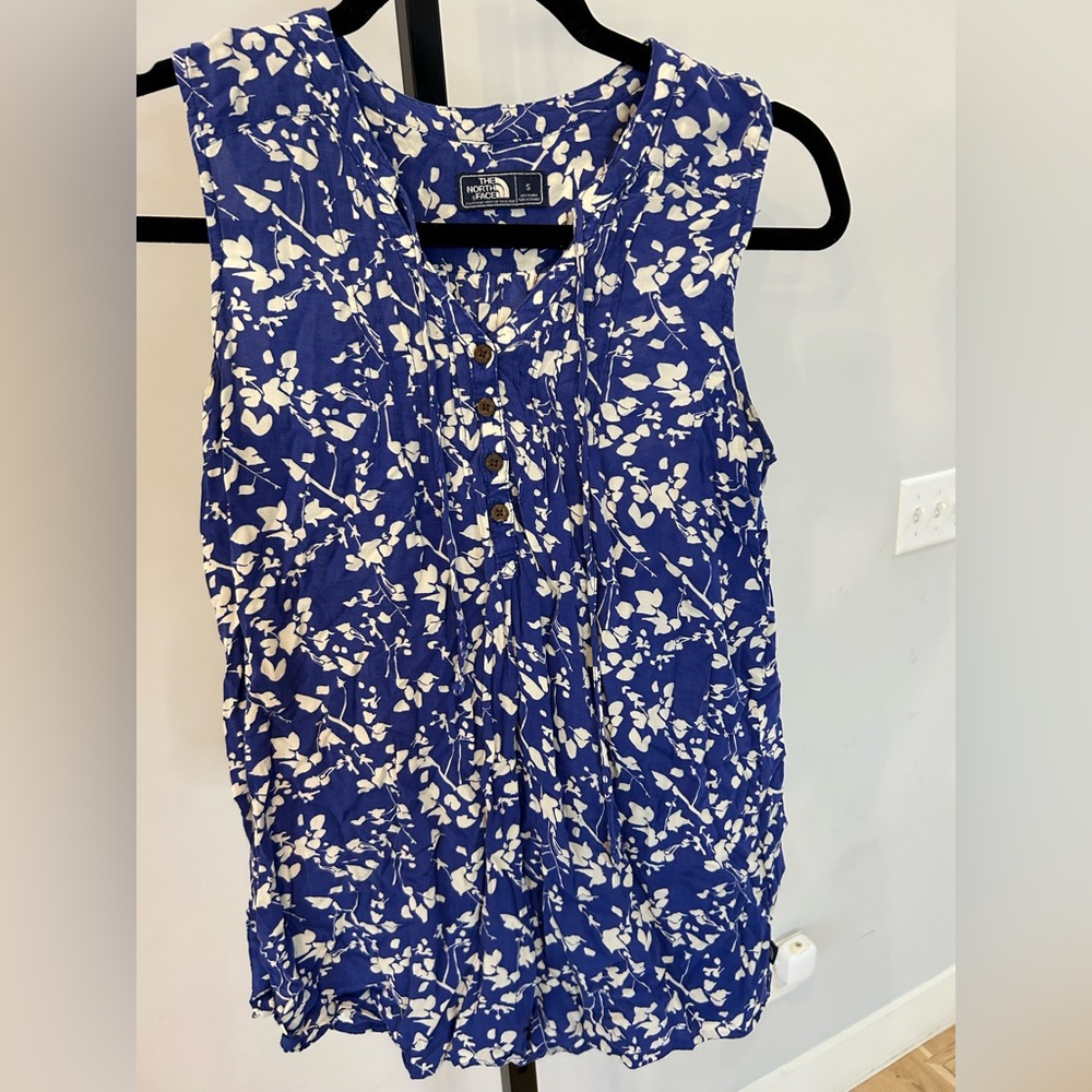 The north face tank top size small